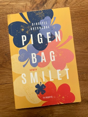 Pigen bag smilet