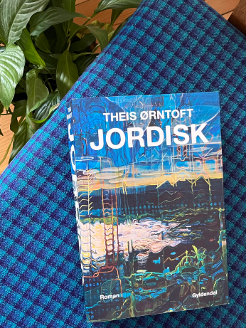 Menneskelige og jordiske kræfter forenes i klimakritisk slægtsroman 