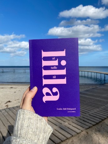 Rummet, hvor væggene er lilla og gulvet er af mos